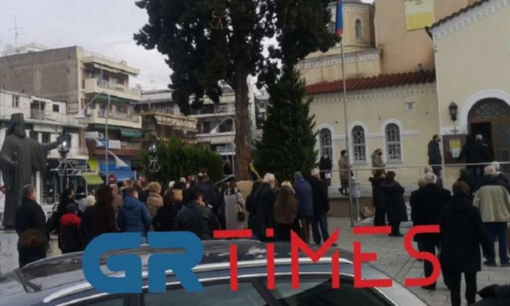 Κοσμοσυρροή στη Μητρόπολη Καλαμαριάς για τα Θεοφάνια (βίντεο)